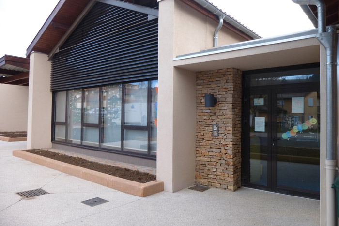 Vue de l'extérieur du bâtiment de la micro-crèche de Saint-Loup